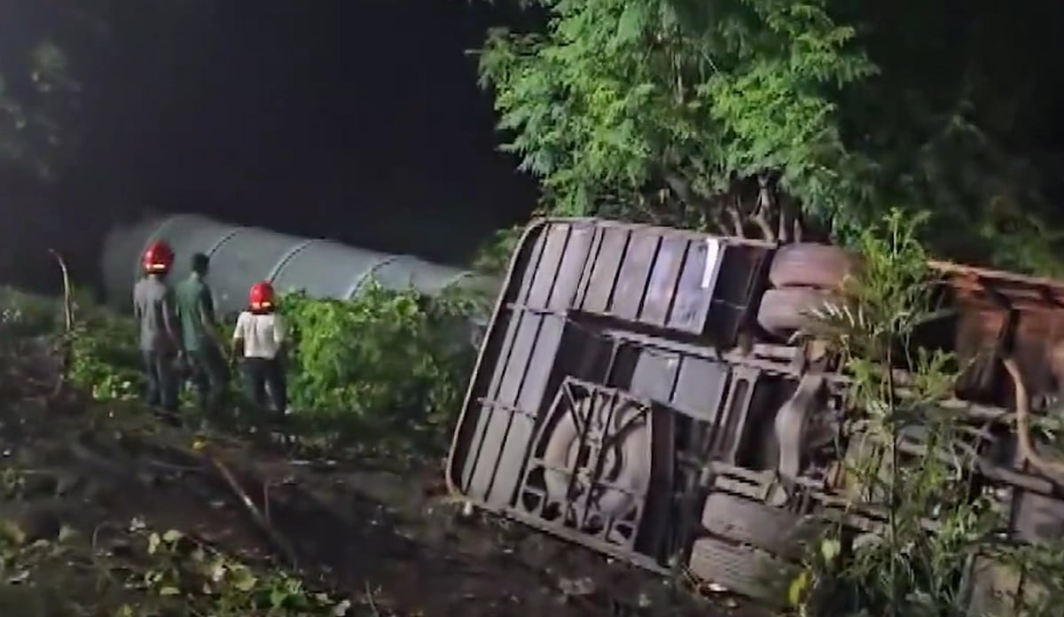 PTI : maharashtra accident bus collides with tractor, falls into gorge beside Mumbai-Pune Expressway